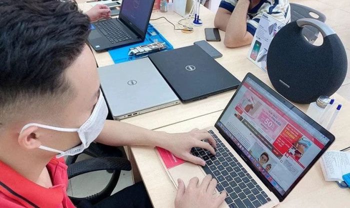 Thay màn hình laptop bị tối mờ ở đâu chính hãng, uy tín tại TPHCM và HN?