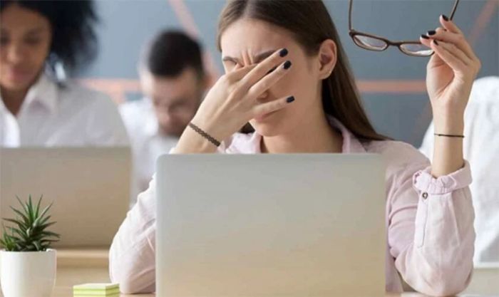Sử dụng màn hình tối trong thời gian dài có thể gây ảnh hưởng đến sức khỏe đôi mắt của bạn