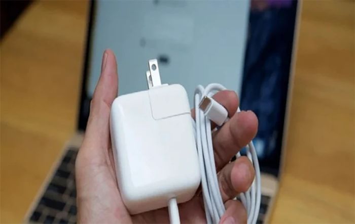 Cách sửa dây sạc MacBook không sáng đèn.