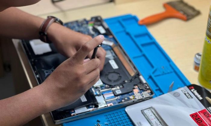 Hãy mang laptop không nhận ổ cứng đến trung tâm sửa chữa