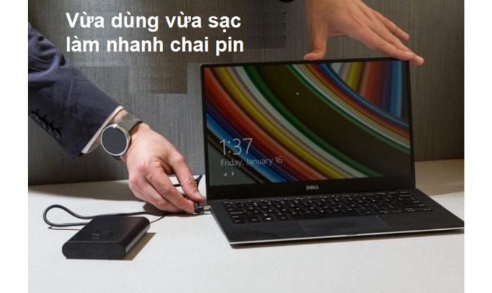Việc vừa sử dụng vừa sạc pin khiến pin laptop nhanh chóng bị chai.