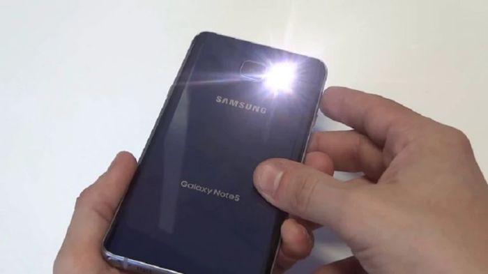 Nguyên nhân khiến đèn Flash trên điện thoại Samsung không hoạt động hoặc không sáng.
