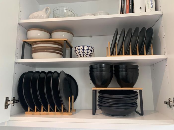 A reviewer’s cabinet neatly organized with the kitchen shelves.