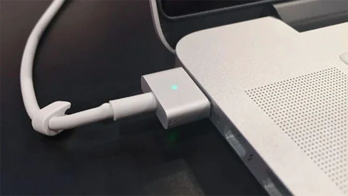 Tại sao cục sạc MacBook lại không sáng đèn?