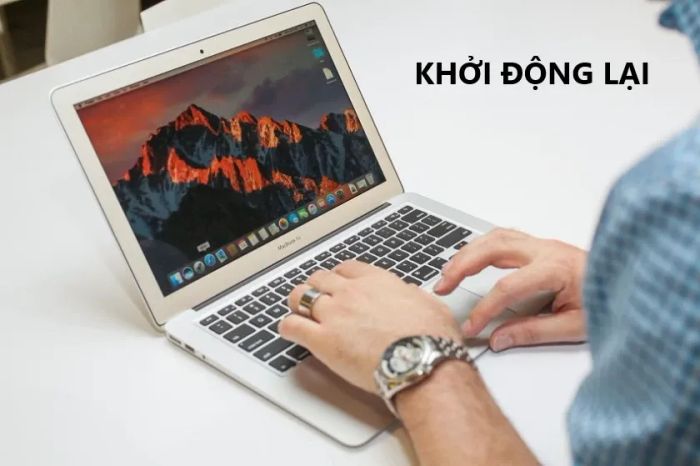 Khởi động lại thiết bị là một cách hiệu quả để giải quyết tình trạng Macbook bị treo.