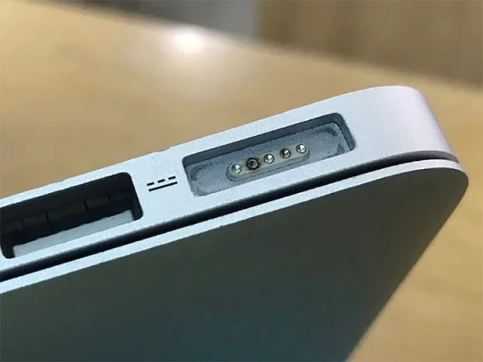 Kiểm tra tiếp xúc giữa chân sạc và cáp sạc trên MacBook.