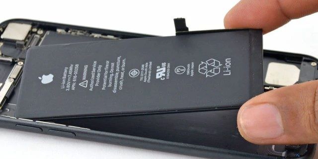 Tại sao màn hình iPhone không lên, màn hình đen, hay máy lên nguồn mà không có hình ảnh hiển thị?