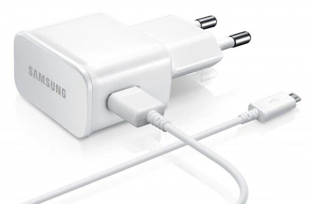 Vấn đề với bộ sạc có thể là nguyên nhân khiến điện thoại Samsung vẫn hoạt động nhưng không lên màn hình hoặc không sáng màn hình.