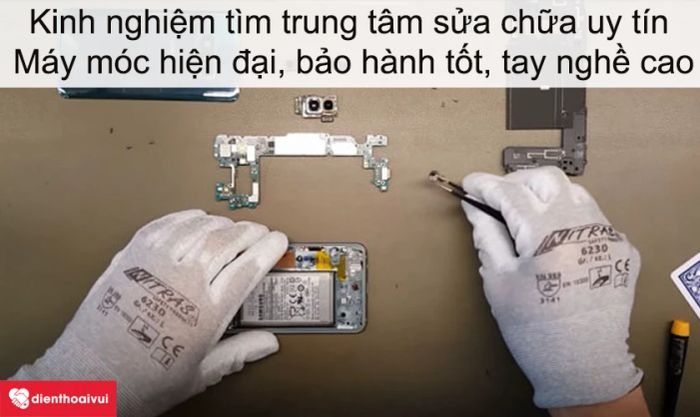Tìm đến các trung tâm sửa chữa điện thoại.