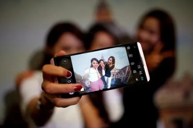 Tại sao camera trước bị mờ, đen, nhiễu?
