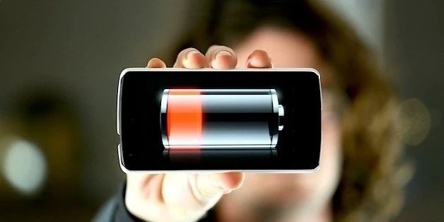 Điện thoại Samsung vẫn hoạt động nhưng màn hình không lên, có thể là do ánh sáng quá yếu khiến màn hình không sáng.