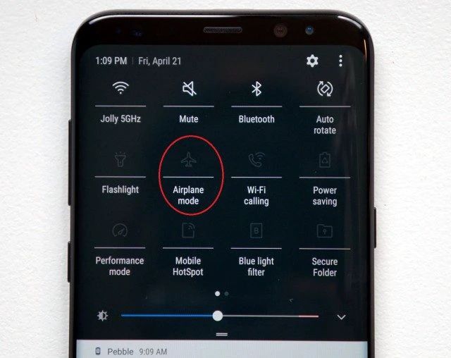 Thử bật và tắt chế độ máy bay khi gặp lỗi không bật được Wifi trên điện thoại.