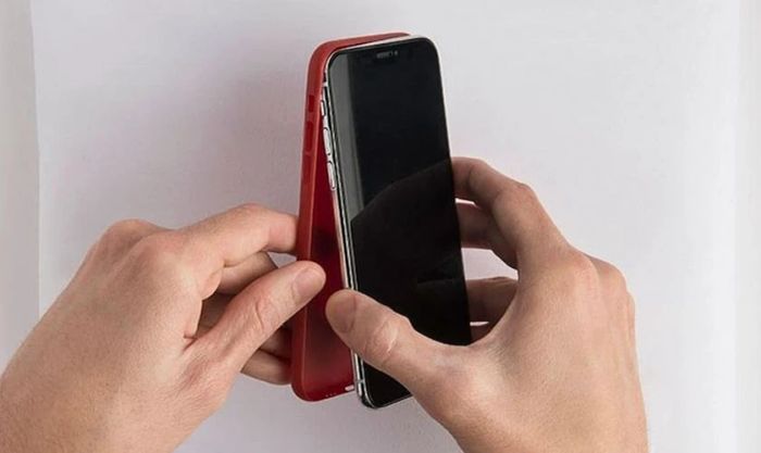 Tháo ốp lưng để khắc phục lỗi loạn cảm ứng trên iPhone