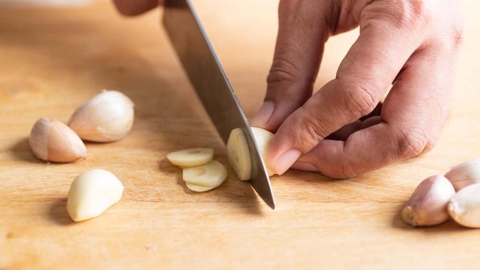 How to Banish Garlic Scent from Your Wooden Cutting Board