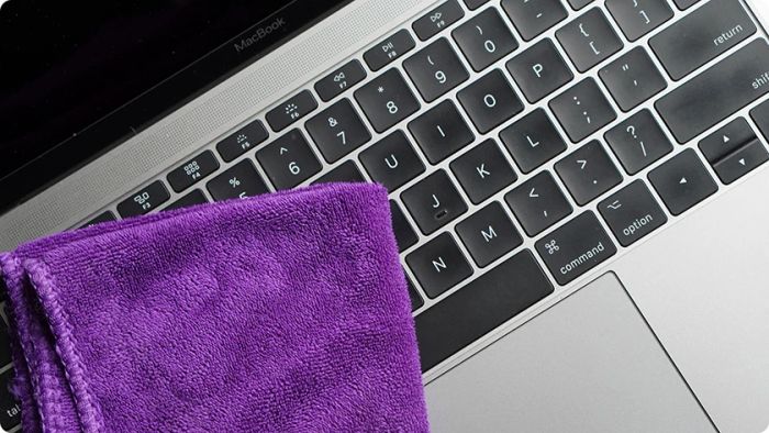 Cách xử lý Macbook Air/Pro bị đổ nước, ngấm nước, hoặc dính nước