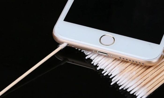 Vệ sinh micro khi mic iPhone bị nhỏ