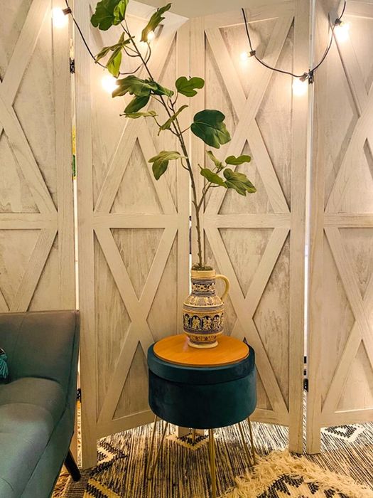 The same reviewer demonstrating how the lid easily flips to turn it into a table.