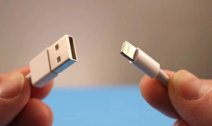 Kiểm tra cáp sạc khi iPhone gặp lỗi loạn cảm ứng hoặc sạc không ổn định