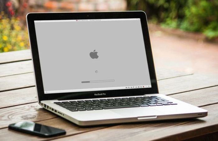 Cách xử lý Macbook Air/Pro bị đổ nước, ngấm nước hoặc dính nước