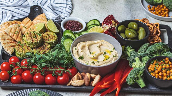 Steps to Craft the Perfect Vegetarian Charcuterie Board