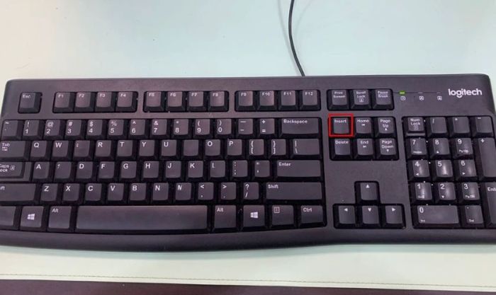 Trong khi đánh máy, nếu bạn vô tình nhấn nút Insert