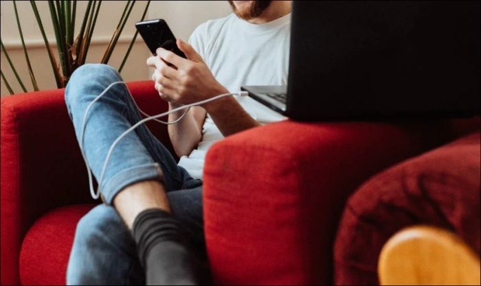 Hạn chế dùng iPhone khi đang sạc để tránh nóng máy