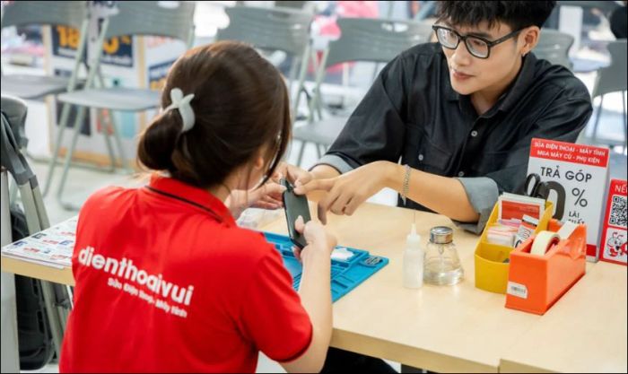 Đến trung tâm dịch vụ nếu iPhone liên tục bị nóng máy
