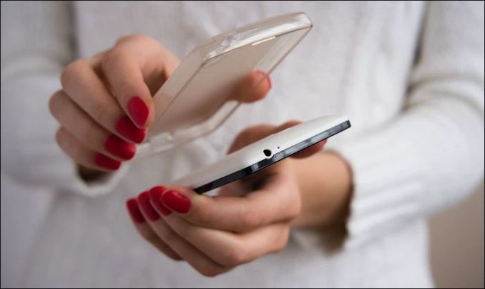 Tháo bỏ phụ kiện không cần thiết khi iPhone bị nóng