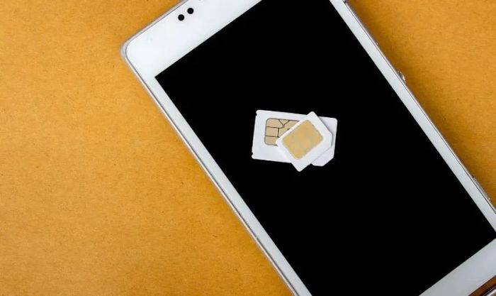 Thử thay thẻ SIM khác khi gặp lỗi điện thoại không đăng ký vào mạng