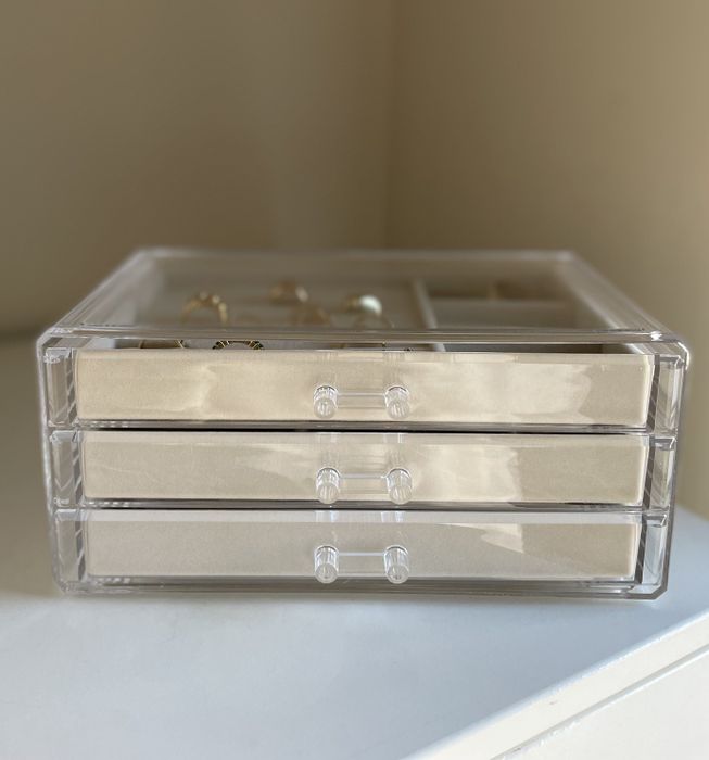 the transparent jewelry box