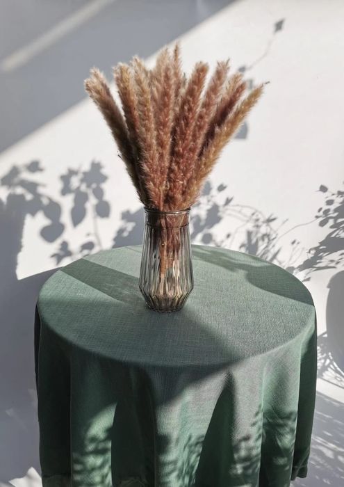 a reviewer’s vase showcasing brown pampas grass