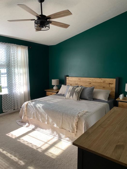 the ceiling fan elegantly placed in a reviewer’s bedroom