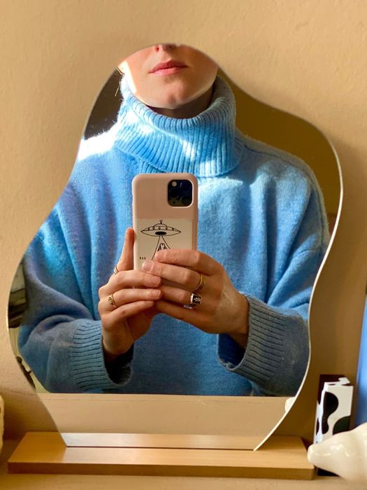 a reviewer capturing a selfie in the mirror