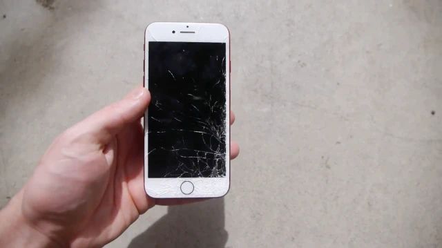 Do điện thoại iPhone bị rơi, va đập mạnh,