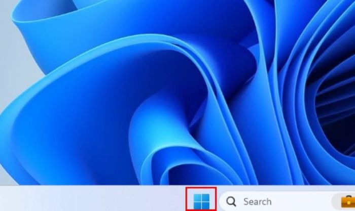 Đóng tất cả ứng dụng đang chạy và nhấn vào biểu tượng Windows trên thanh Taskbar