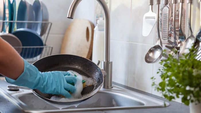 Refrain from Using Hot Water to Clean Greasy Pots