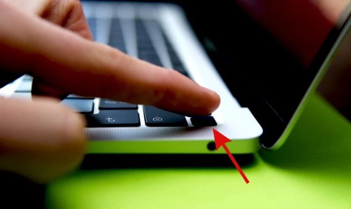 Khởi động lại máy khi laptop gặp sự cố Windows