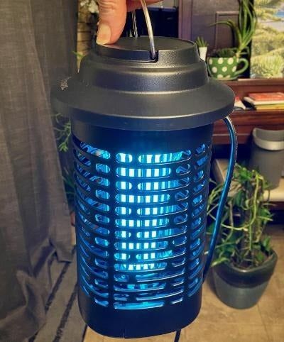 reviewer holding the bug zapper by its handle