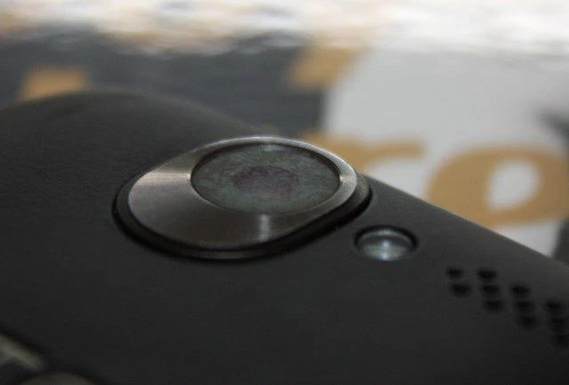 Lens camera bị bám bẩn