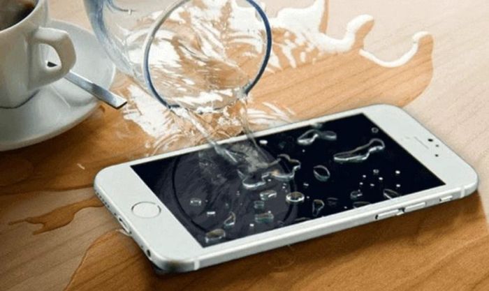 Màn hình iPhone bị vàng do điện thoại bị vào nước