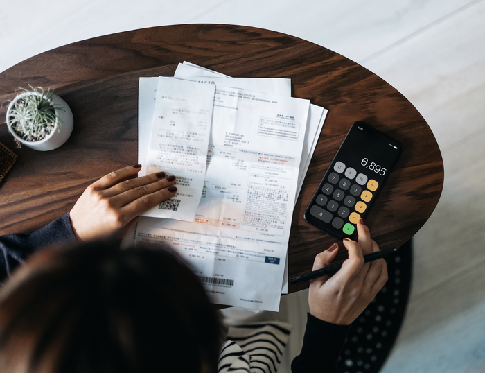 woman budgeting expenses