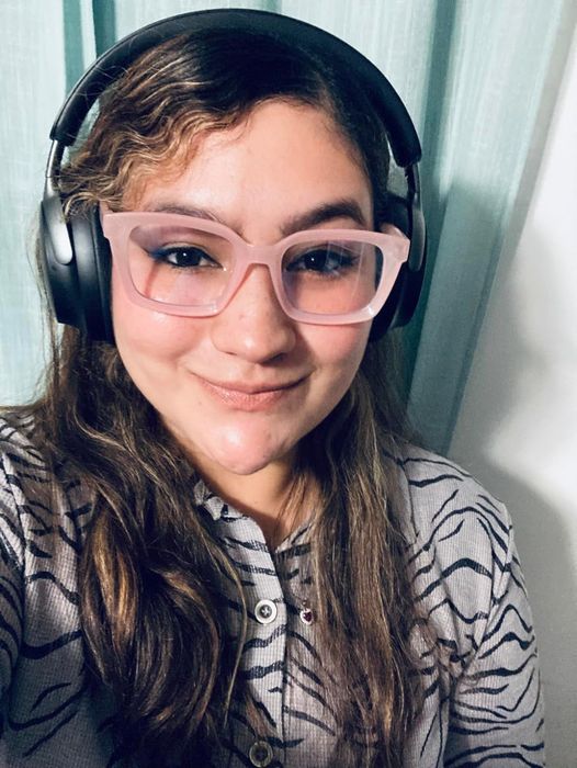 A reviewer sporting the black Bose headphones.