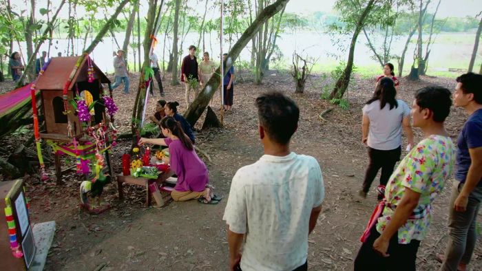 ผู้ใหญ่ลี ศรีบานเย็น ตอนที่ 24 รัศมีแข นำทีมชาวบ้านขัดขวางการย้ายศาลเจ้าแม่ศรีบานเย็น