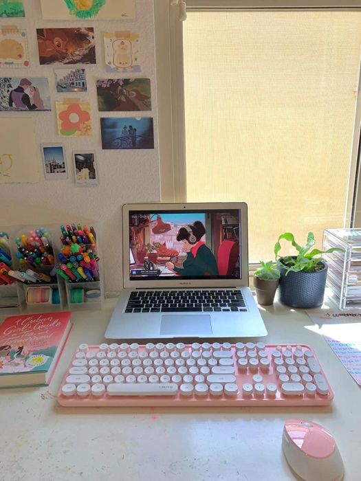Another reviewer showcases the pink-and-white keyboard in use.