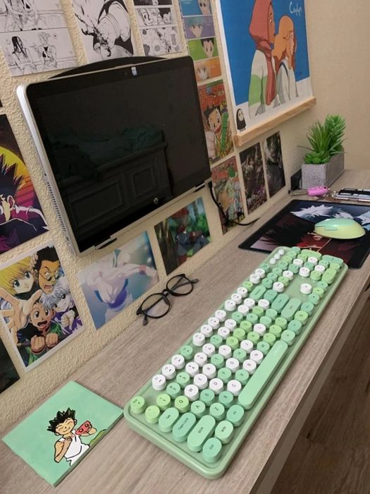 A reviewer demonstrates the green keyboard and mouse in action.