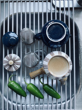 A reviewer’s tea set and peppers placed on the rack above the sink