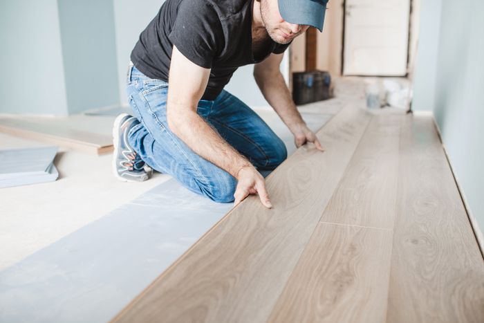 Installing synthetic wood flooring made of vinyl