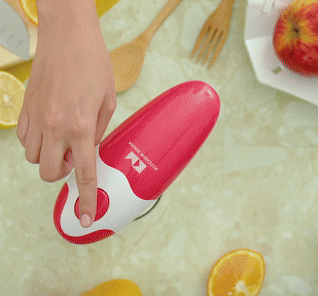 A GIF of someone effortlessly using the can opener, completely hands-free.