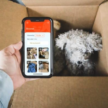 An app connected to the labels, displaying what’s stored in the box