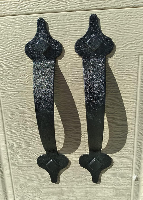 A close-up of the magnetic handles as demonstrated by a reviewer